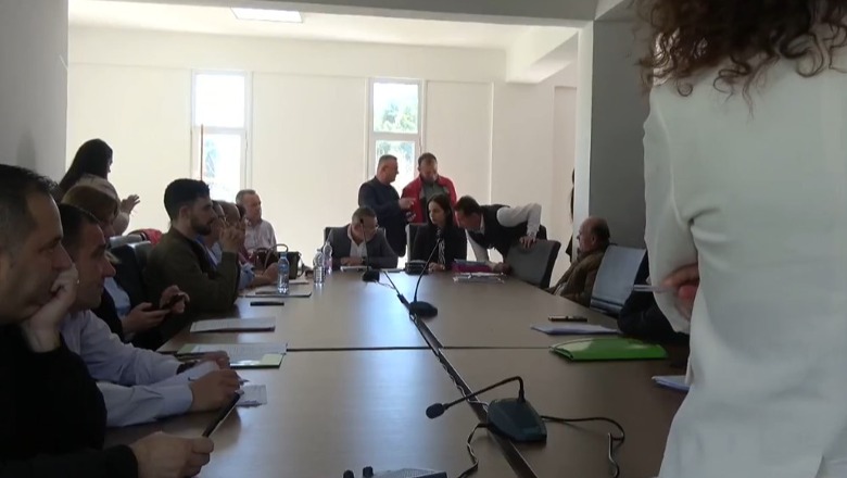 Himarë/ Mbështetësit e Belerit penguan Këshillin Bashkiak, mbërrin FNSH! Pritet të nisë mbledhja 