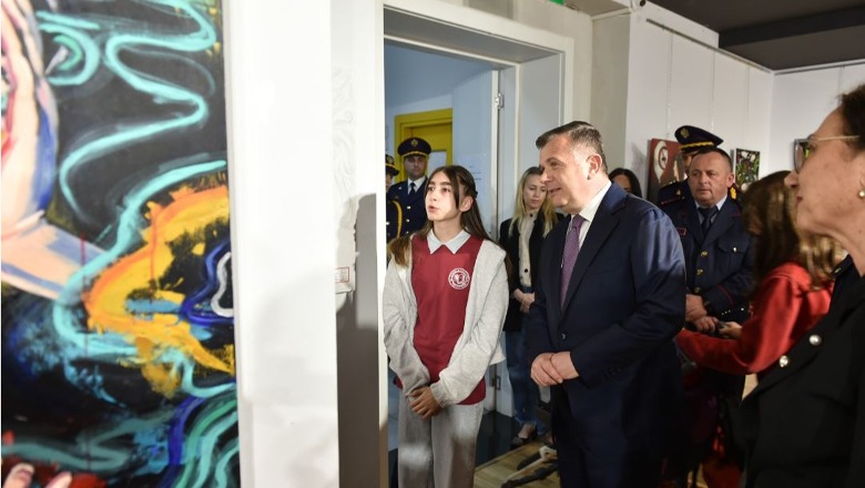 Ministri Balla viziton ekspozitën e shkollave 9-vjeçare të Tiranës që lidhen me rrezikun e përdorimit të lëndëve narkotike, alkoolit dhe akteve të dhunës e bullizmit