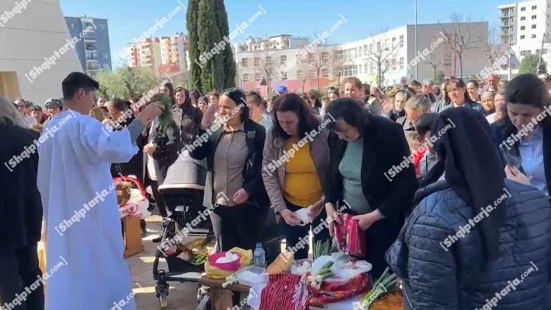 Bekimi i ushqimit të Pashkës në Lezhë dhe Krujë, besimtarët iu drejtohen kishave paraditen e sotme