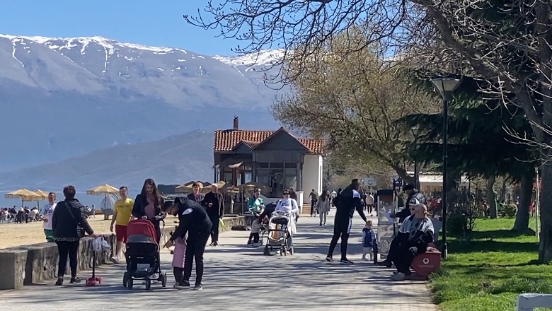 ‘Për fundjavë në Pogradec’, liqeni mbushet me turistë! Pushuesit: Të ofron gjithçka me çmime të lira