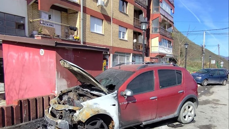 Policit serb në veri të Kosovës i djegin makinën! Kurti në Leposaviç, takohet me kryetarin e ngujuar, Hetemi