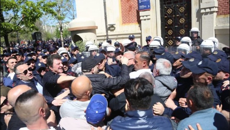Rithemelimi protestë para bashkisë, përplasen me policinë dhe tentojnë të hyjnë me forcë brenda! U thirr për teatrin, Argita: Lironi Berishën (FOTO)