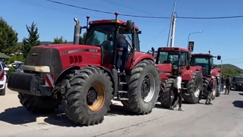 Fermerët në protestë vendosin traktorët në autostradën Lushnje- Fier: Skemat e mbështetjes nga shteti janë mjerane