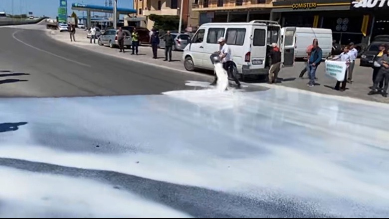 Fermerët në protestë me traktorë, derdhin qumështin në autostradën Lushnje- Fier: Na e blejnë lirë, dalim me humbje! Stop monopolit 