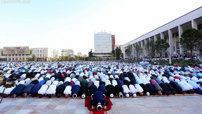 Komunitetit Mysliman njofton besimtarët: Namazi i Fitër Bajramit do falet në Sheshin 'Skënderbej'