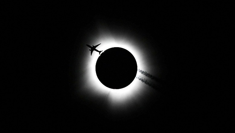 Miliona njerëz shijojnë eklipsin në Amerikën e Veriut, pamjet mahnitëse përmes fotove! Hëna ‘gllabëron’ diellin