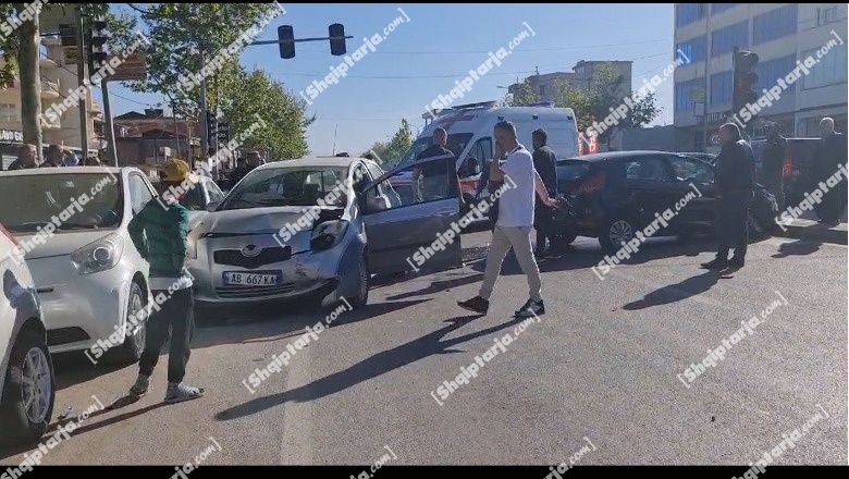 Futet më të kuqe, 'Toyota' përplaset me një 'Ford' në Durrës, një i plagosur