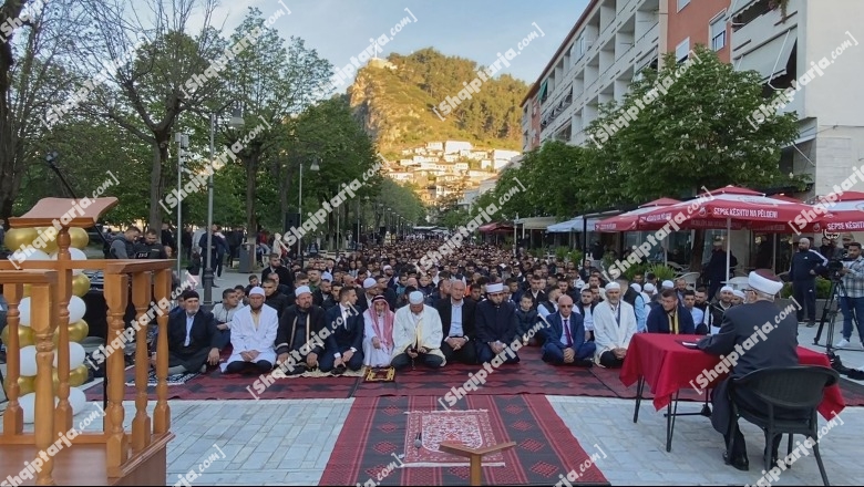 Festa e Fitër Bajramit në Berat, myftiu lutet për mirësi dhe mbarësi në familjet shqiptare