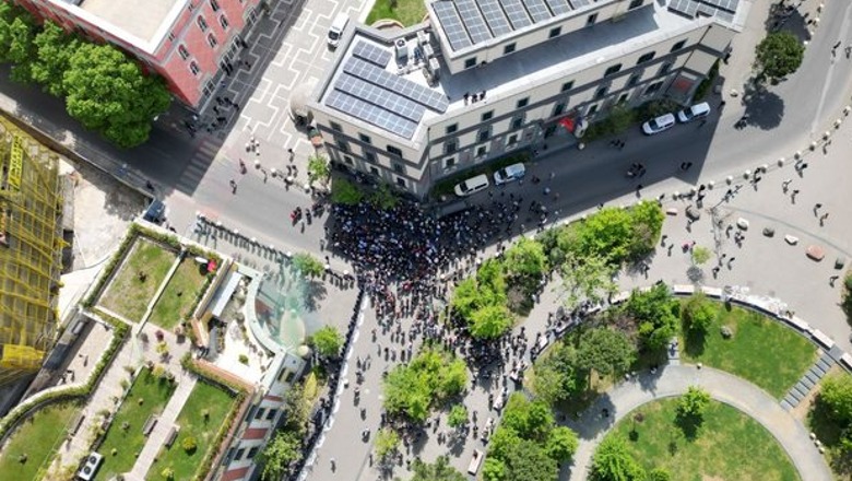 Pamjet nga lart, një grusht militantësh të Rithemelimit protestë para Bashkisë së Tiranës