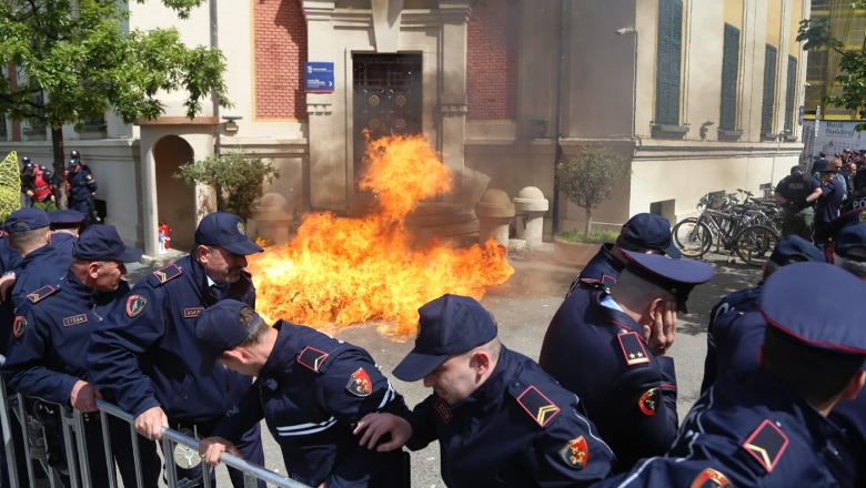 Rithemelimi protestë dhe përplasje me policinë, molotov e flakë te Bashkia! Veliaj: Skenat e '97 s'kanë vend në Tiranën e 2024 (FOTO+VIDEO)
