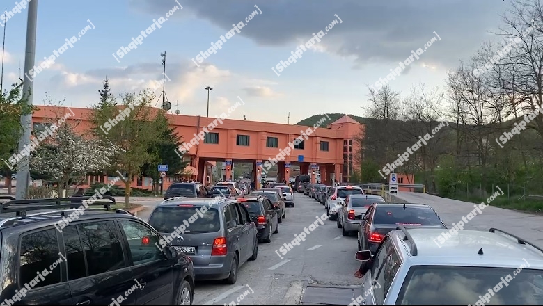 Shqiptarët dynden drejt Maqedonisë për fundjavë, pritjet e automjeteve deri në 40 minuta në Qafë Thanë 