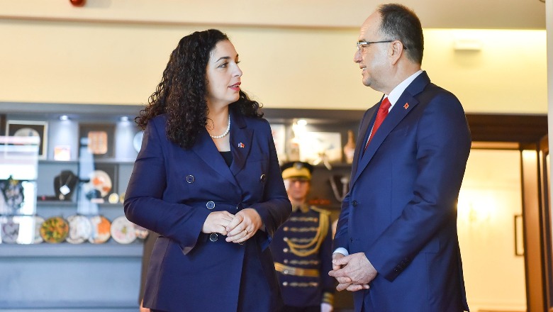 Presidenti Begaj në Kosovë, nesër takim ‘kokë më kokë’ me Vjosa Osmanin