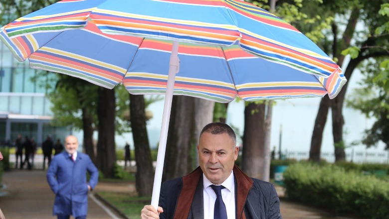 FOTOLAJM/ Deputeti demokrat shkon në Kuvend me çadër plazhi, ironizon Olta Xhaçkën: I ndau shqiptarët në të malit dhe të fushës