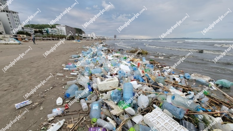 Moti i keq, mbetjet plastike ‘pushtojnë’ bregdetin e Durrësit!