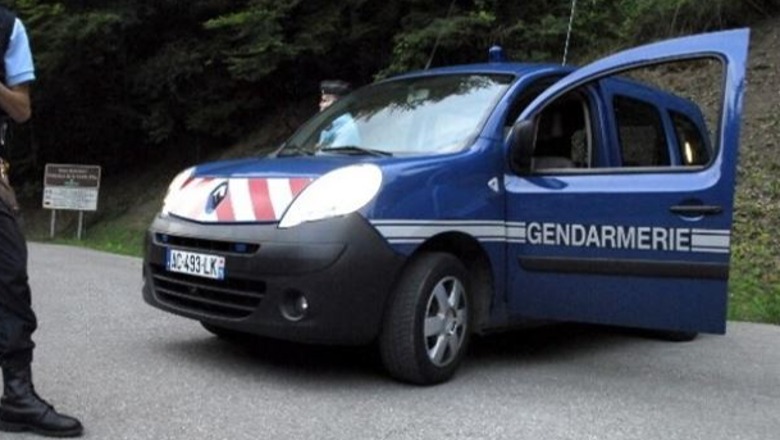  Francë/2 vajza goditen me thikë para shkollës, arrestohet autori