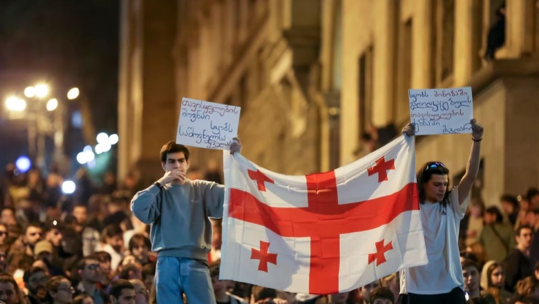 Mijëra njerëz protestojnë kundër ligjit për “agjentët e huaj” në Gjeorgji