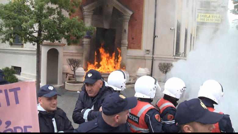 Hodhën molotov gjatë protestës së Rithemelimit dhe PL-së para bashkisë së Tiranës, tre të arrestuar
