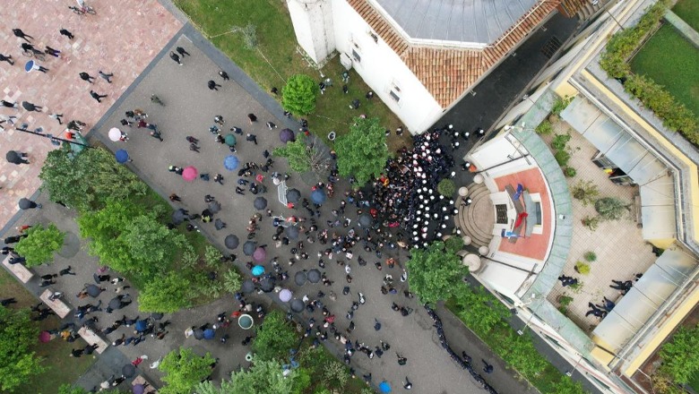 FOTO nga lart/ Protesta e Argita Berishës dhe çunit të Fahri Balliut te Bashkia e Tiranës përfundon në një grusht njerëzish