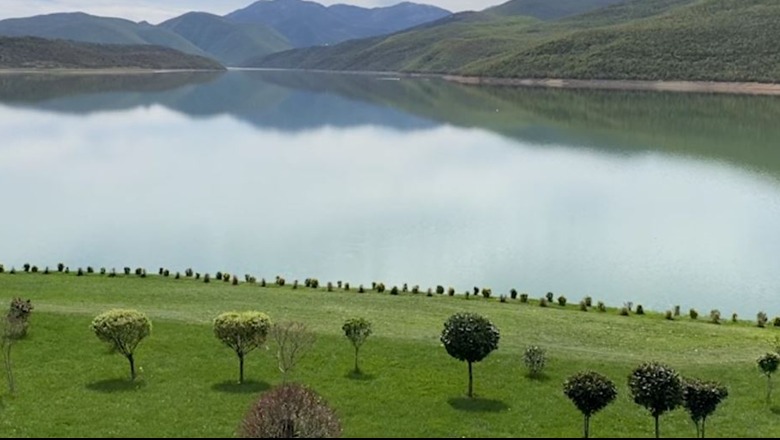Reshjet rrisin prurjet në kaskadën e Drinit, niveli i ujit në liqenin e Fierzës rritet më shumë se 5 metra 