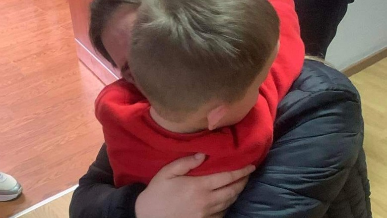 FOTO/ Një javë pa djalin, momenti kur mamaja përqafon 3 vjeçarin, vjehrritë pranuan t'ia dorëzojnë pas 1 jave 