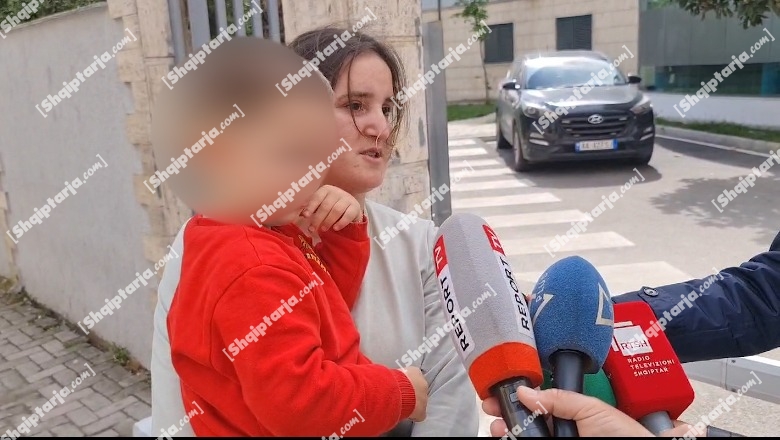 Merr fund historia e rrëmbimit në Durrës, gjyshja dorëzon nipin 3 vjeç në polici! I vogli në krahët e të ëmës 