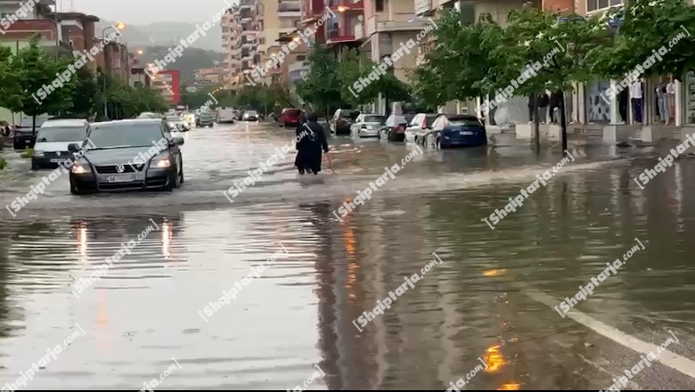 Reshjet e shiut në Vlorë, bllokohet qarkullimi nga përmbytja në lagjen ‘Rilindja’ 