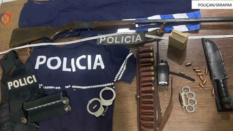 Poliçan/ Me uniformë policie, arrestohet 28-vjeçari! Në banesë e makinë i gjenden thika, municion luftarak e armë gjahu 