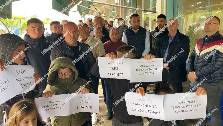 Protestë në shi, fermerët e Roskovecit e Dimalit kundër ndërtimit të termocentralit në fshatin Suk 1: Të ndalet projekti ose hyjmë në grevë