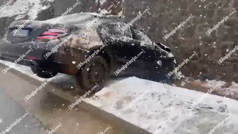 Dëborë dhe akull në rrugën e Kombit, makina del nga rruga, shpëton mrekullisht familja (Video)