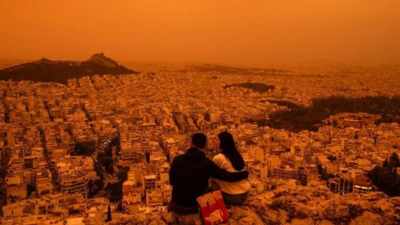 FOTO+VIDEO/ Pluhuri afrikan ‘pushton’ Athinën dhe qytetet e tjera, qielli i kuq! Mjegulla ‘zhduk’ Akropolin