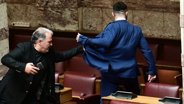 'Mbylle gojën plehrë, të ** nënën', plas grushti në Parlamentin grek, deputeti i pavarur godet ligjvënësin e ekstremit të djathtë (FOTO)