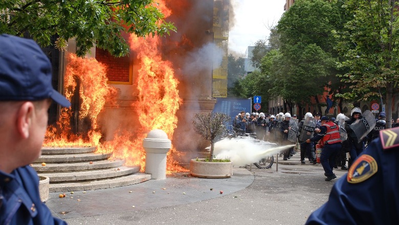 Protesta/ Rithemelimi nuk heq dorë nga dhuna, hedhin molotov drejt godinës së Bashkisë së Tiranës (VIDEO + FOTO)