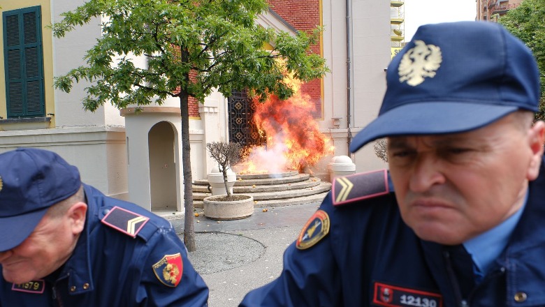 Protesta/ Militantët e Rithemelimit e PL hedhin molotovë në drejtim të Bashkisë së Tiranës