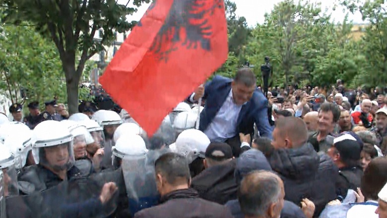 Me flamur në dorë, Tedi Blushi i PL-së tenton të kalojë mbi policinë për t’u futur në bashki