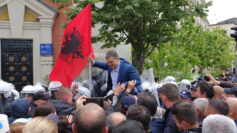 Me flamur në dorë, Tedi Blushi i PL-së tenton të kalojë mbi policinë për t’u futur në bashki