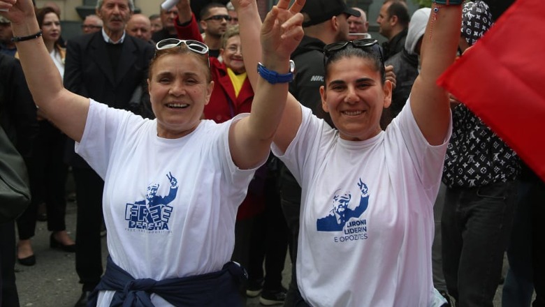 Sali Berisha qëllimi i protestës së Rithemelimit para bashkisë! Thirrje dhe bluza në mbështetje të ish kryeministrit 115 ditë në 'arrest shtëpie'