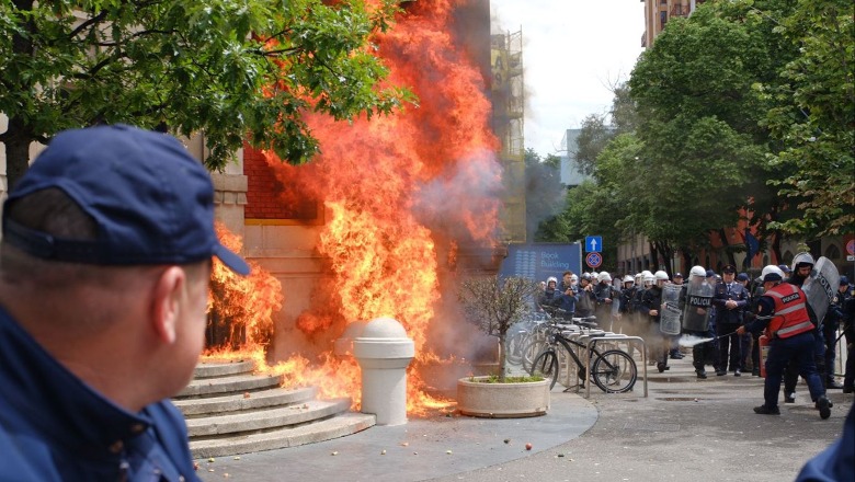 Rithemelimi e PL sërish protestë para Bashkisë së Tiranës, Policia thirrje: Distancohuni nga dhuna