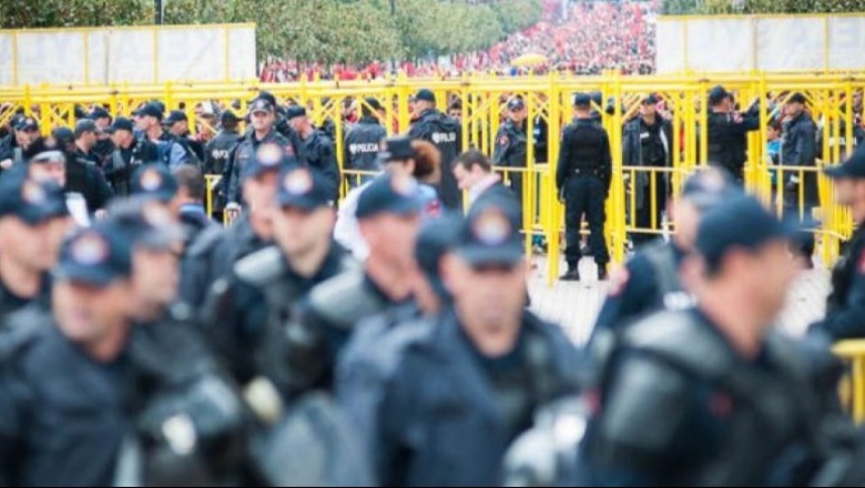 Bllokim rrugësh dhe tifozët të shoqëruar nga policia, derbi Tirana - Partizani fut kryeqytetin në 'qytetrrethim'