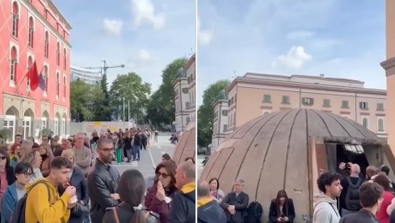 Bunk’Art 2 atraksioni kryesor në qendër të Tiranës! Shikoni radhën e gjatë të turistëve të huaj që presin të vizitojnë Ish bunkerin antibërthamor të Ministrisë së Brendshme