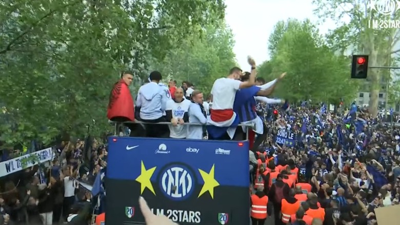 VIDEO+FOTO/ Mijëra tifozë në rrugët e Milanos, Interi feston titullit me autobus të hapur! Asllani me flamurin shqiptar