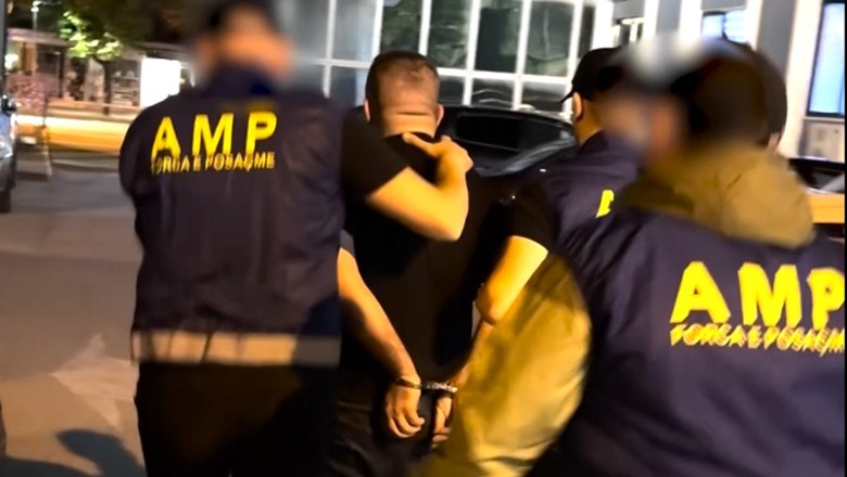 Tiranë/ 27-vjeçari hiqej si polic, kryente marrëdhënie me ‘eskortat’ dhe u zhvaste deri në 2 mijë euro për të mos i ‘arrestuar’! Vihet në pranga nga AMP