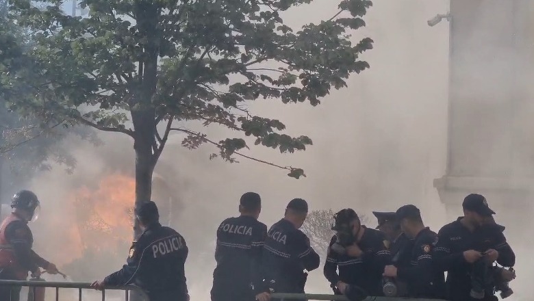 Protesta para bashkisë së Tiranës/ Rithemelimi s'heq dorë nga dhuna: Molotov e vezë drejt bashkisë! Këshilli bashkiak vijon mbledhjen online