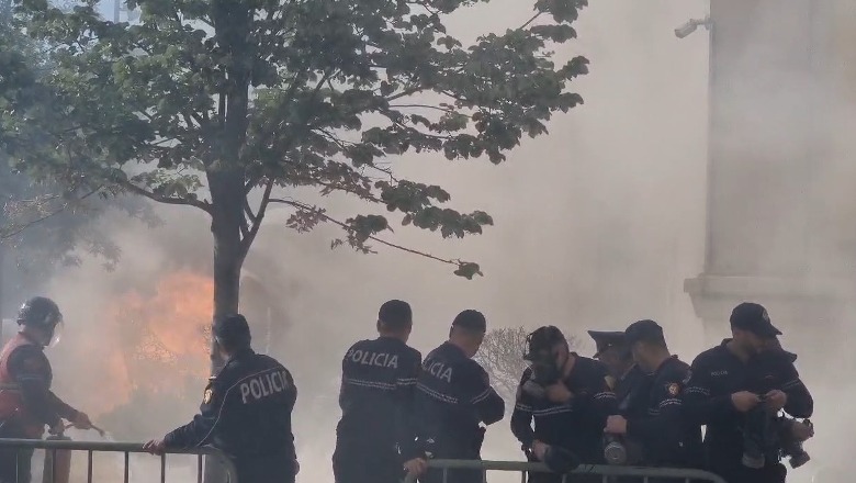 Protesta/ Militantët e Rithemelimit e PL hedhin molotovë në drejtim të Bashkisë së Tiranës