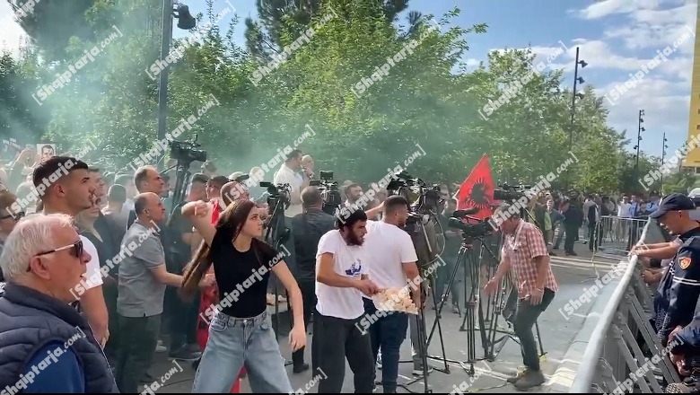 ‘Lironi Berishën’, militantët e Rithemelimit qëllojnë me vezë në drejtim të bashkisë Tiranë