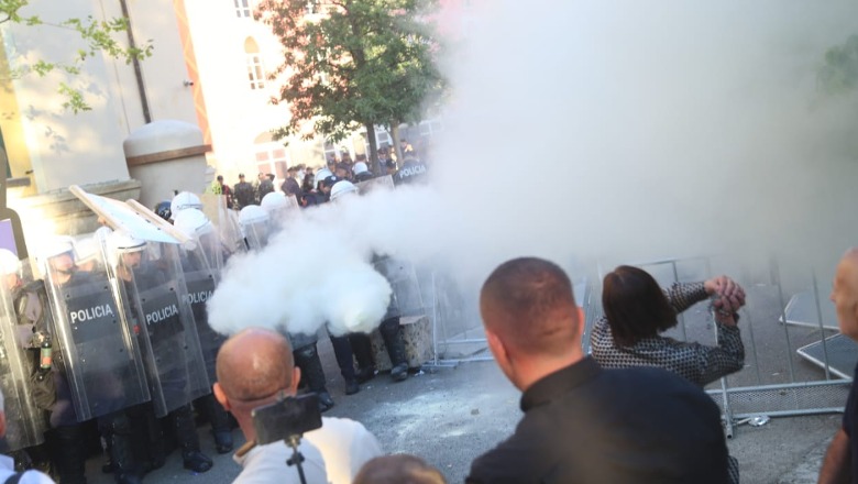 Tre orë protestë para bashkisë së Tiranës/ Rithemelimi nxit protestuesit të përplasen me policinë! Hidhet spraj e gaz për t'i larguar! Veliaj: Lepujt s'na heqin dot, nuk dorëzohem