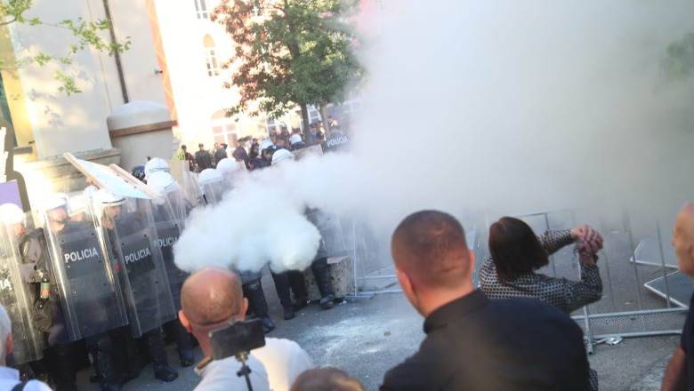 FOTO/ Momentet kur Rithemelimi përplas protestuesit me policinë, përdoret gaz e spraj për ti zbrapsur  