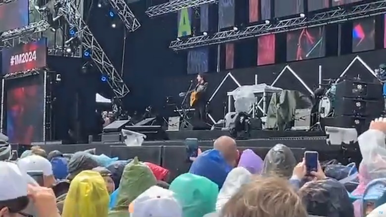 Ermal Meta këndon ‘Haleluja’ në shi, por më pas del dielli! Duartrokitet nga publiku
