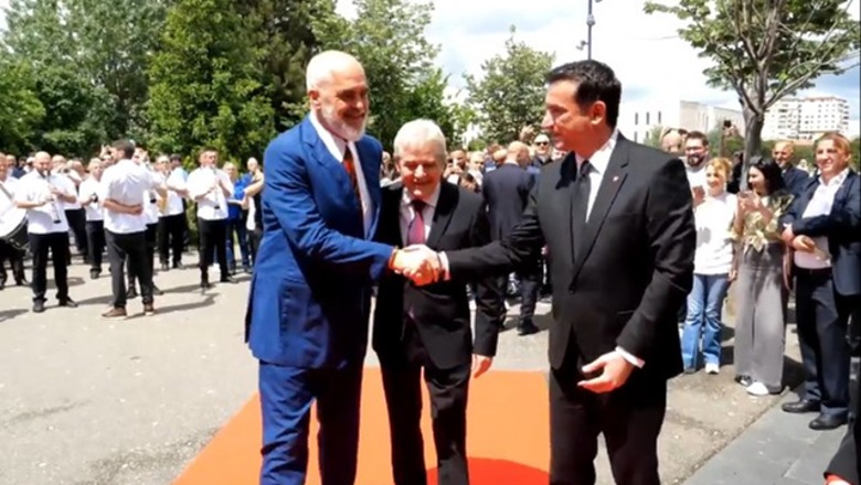 Kryeministri Rama në ceremoninë e nderimit të Ali Ahmetit nga bashkia e Tiranës! E propozoi kryebashkiaku Veliaj