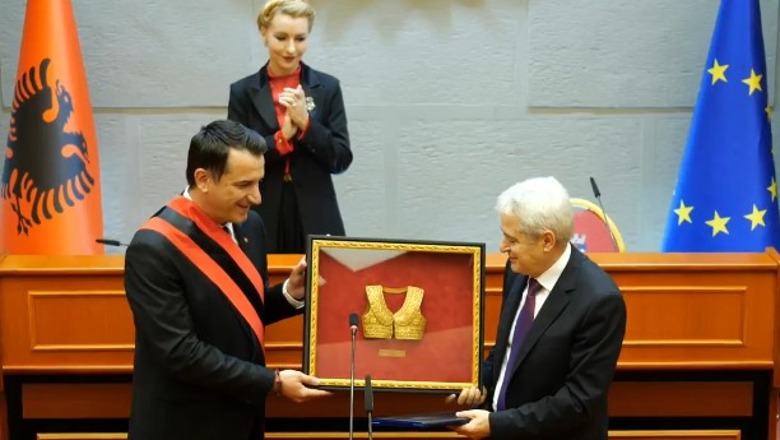 Ali Ahmeti 'Qytetar Nderi' i Tiranës, edhe Rama në ceremoninë e nderimit: Vetëm ai më kthente këtu! Titullin e propozoi kryebashkiaku Veliaj