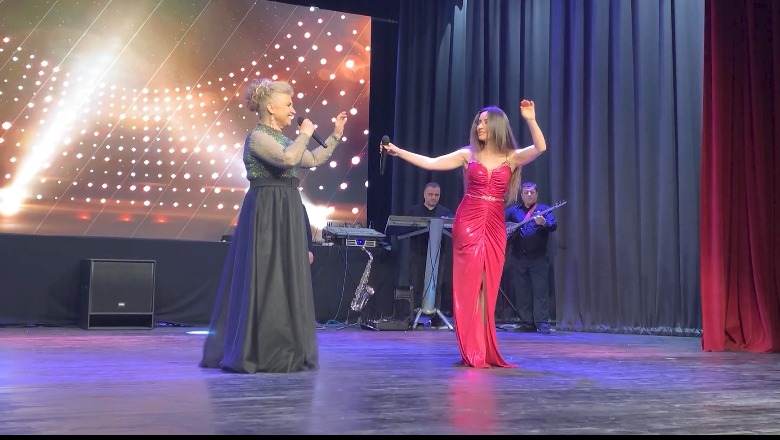 Këngëtarja e muzikës popullore, Liri Rasha ndez sallën, me koncertin recital në Lezhë
